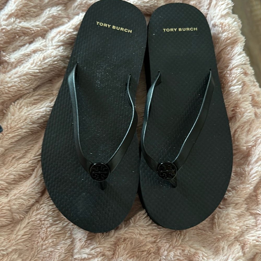 Tory Burch size 6, medium women’s small platform,black flip flop